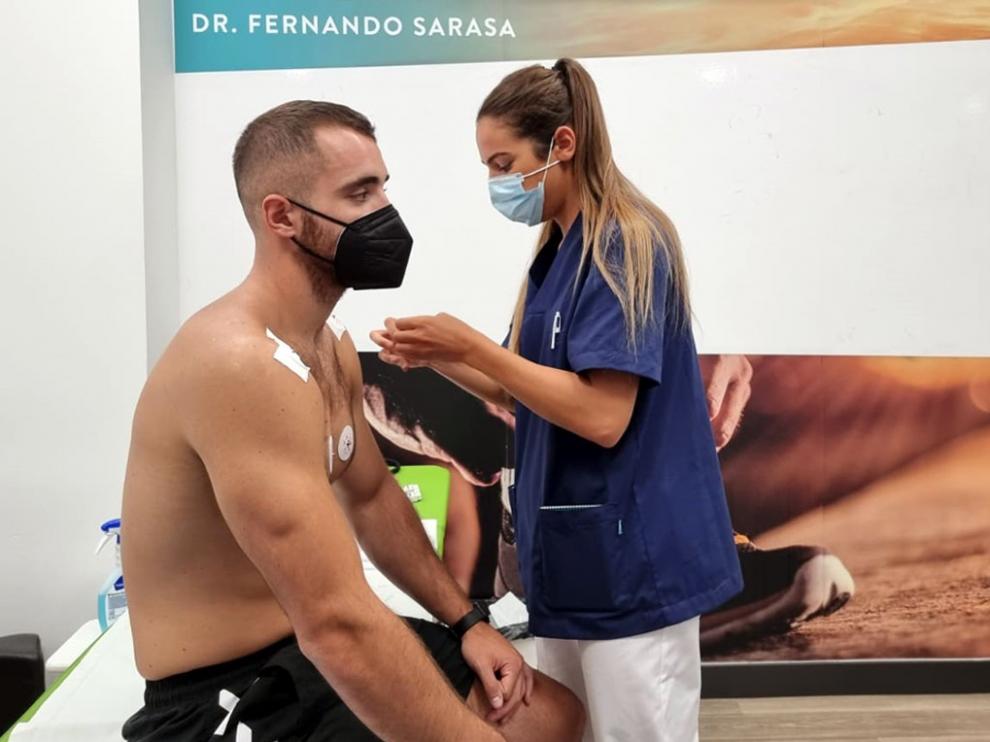 Asier Nieto, durante el reconocimiento médico que pasaron los jugadorse del Bada Huesca.