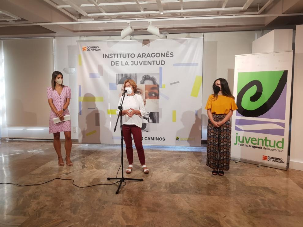 La consejera María Victoria Broto visita el servicio de Asesoría Emocional del IAJ