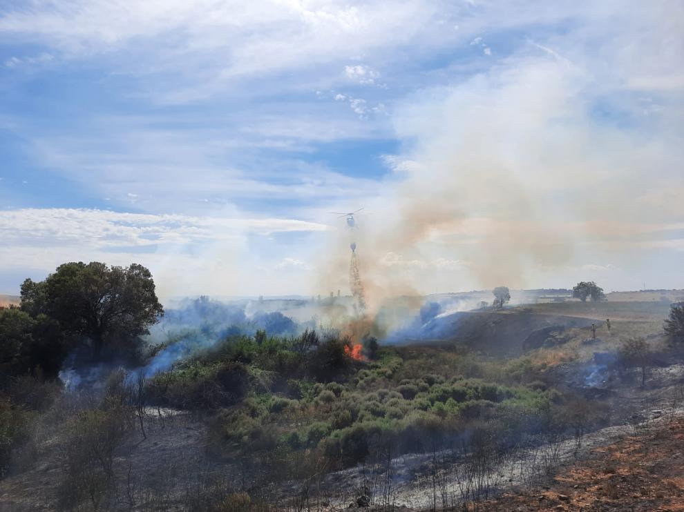 Un helicóptero en las labores de extinción del fuego en el monte de Berbegal.