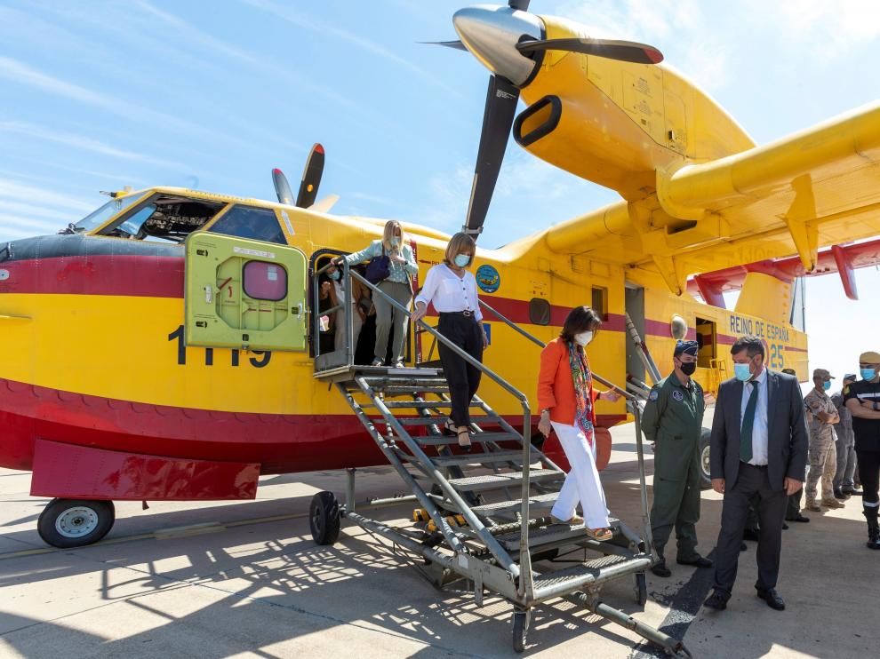 Robles junto con Alegría bajando del hidroavión durante su visita a la UME en Zaragoza