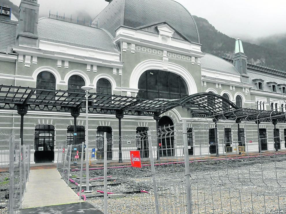 Visita de la fachada principal de la Estación Internacional, que se convertirá en un hotel de 104 habiataciones