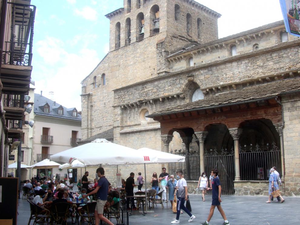 El alcalde de Jaca, Juan Manuel Ramón, opina que el toque de queda no afectará al turismo porque no predomina un perfil de visitante de ocio nocturno