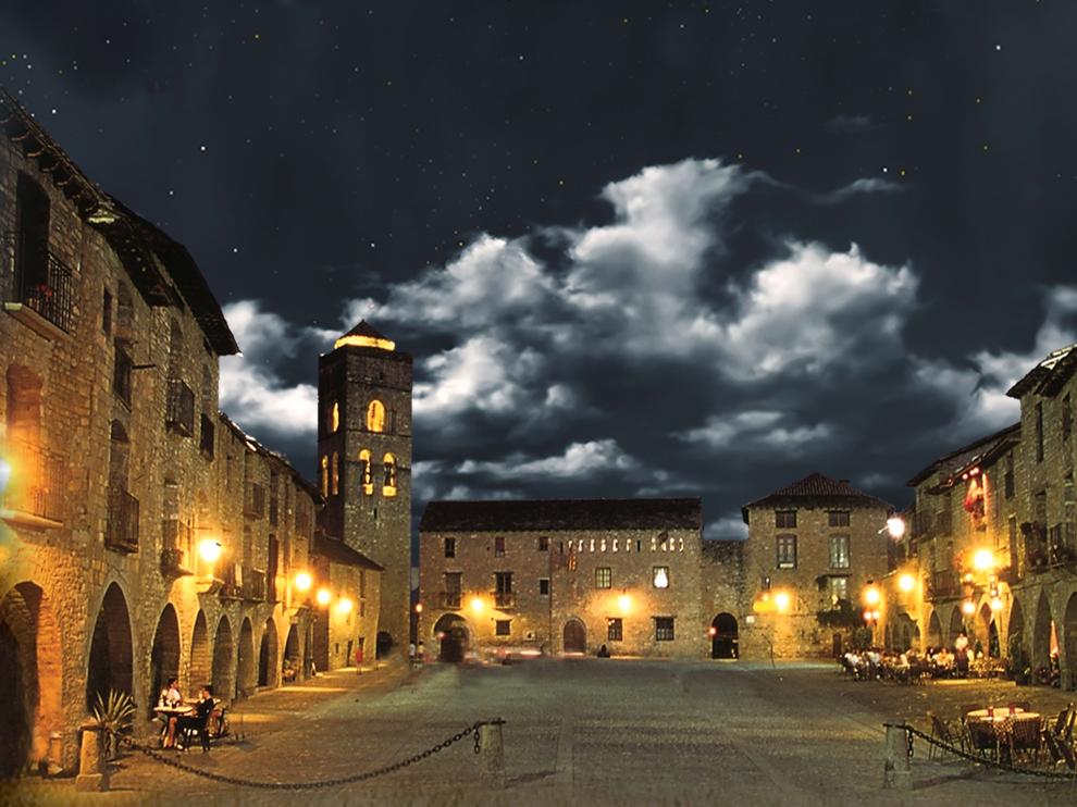 Fotografía nocturna de la Plaza Mayor de Aínsa.