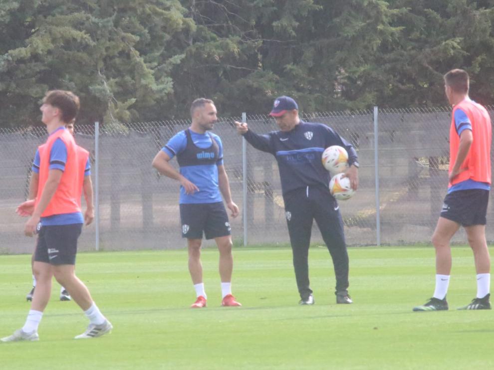 El técnico Nacho Ambriz da instrucciones a Ferreiro en el entrenamiento de este martes