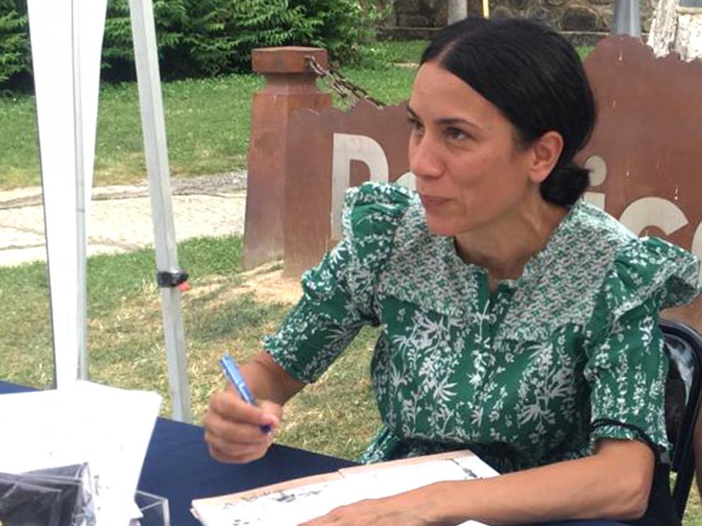 Itziar Miranda firmó ejemplares de sus cuentos en Panticosa
