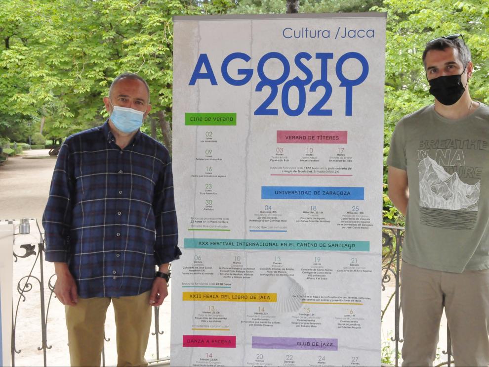 Presentación de la agenda cultural de agosto de Jaca en el quiosco del paseo de la Constitución.