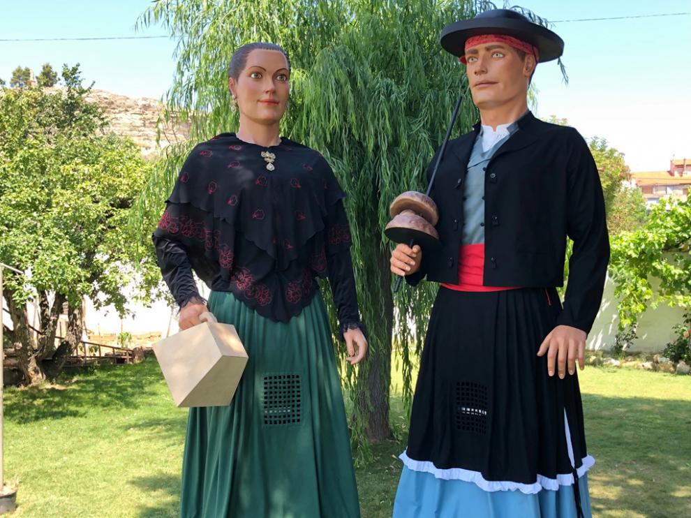 Los dos gigantes de Almudévar representan a los quintos y quintas de la localidad y ya esperan nombre