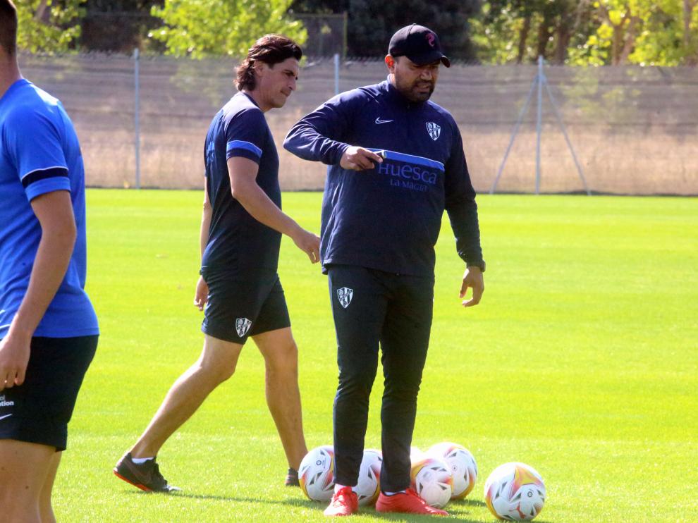 Luis Fernando Martínez da indicaciones en el entrenamiento de este lunes