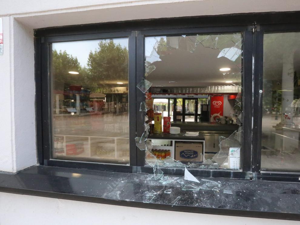 Han destrozado varias cristaleras.