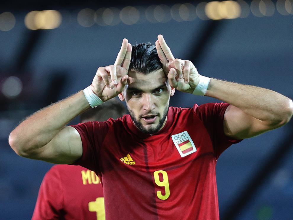Rafa Mir, celebrando uno de los tres goles que marcó en los cuartos de final contra Costa de Marfil