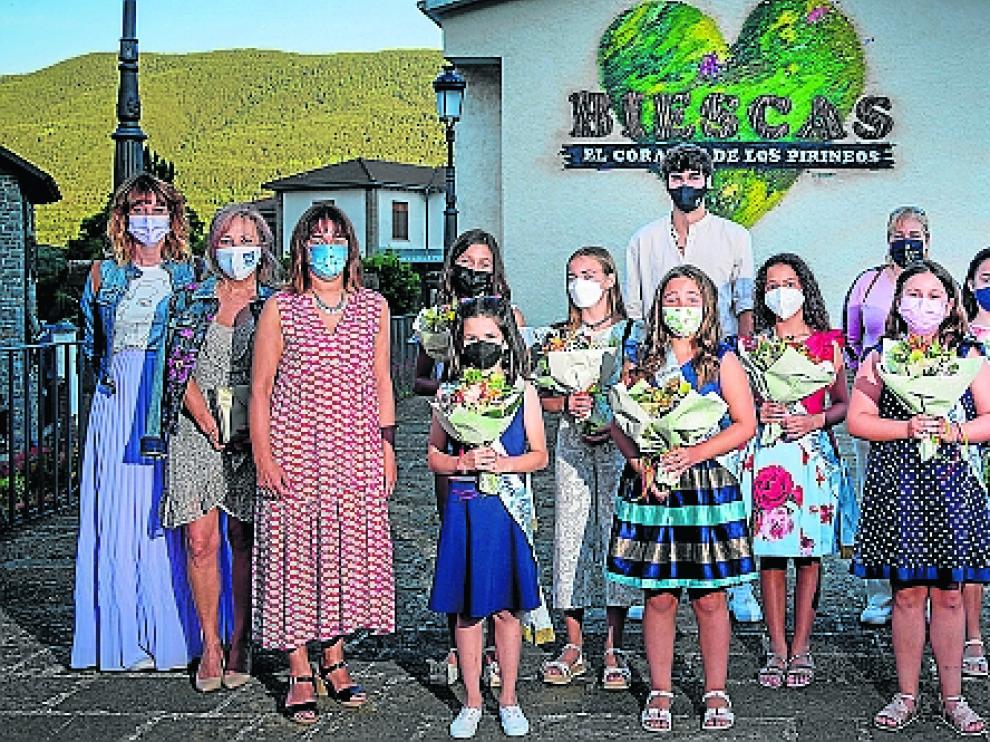 Las damas infantiles 2021 lucen con orgullo sus bandas.