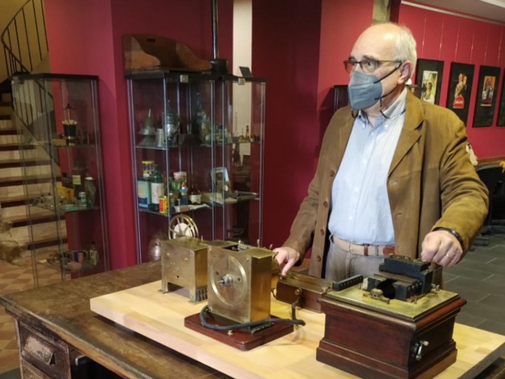 Eugenio López, responsable del museo, en la muestra temporal La modernización de la casa