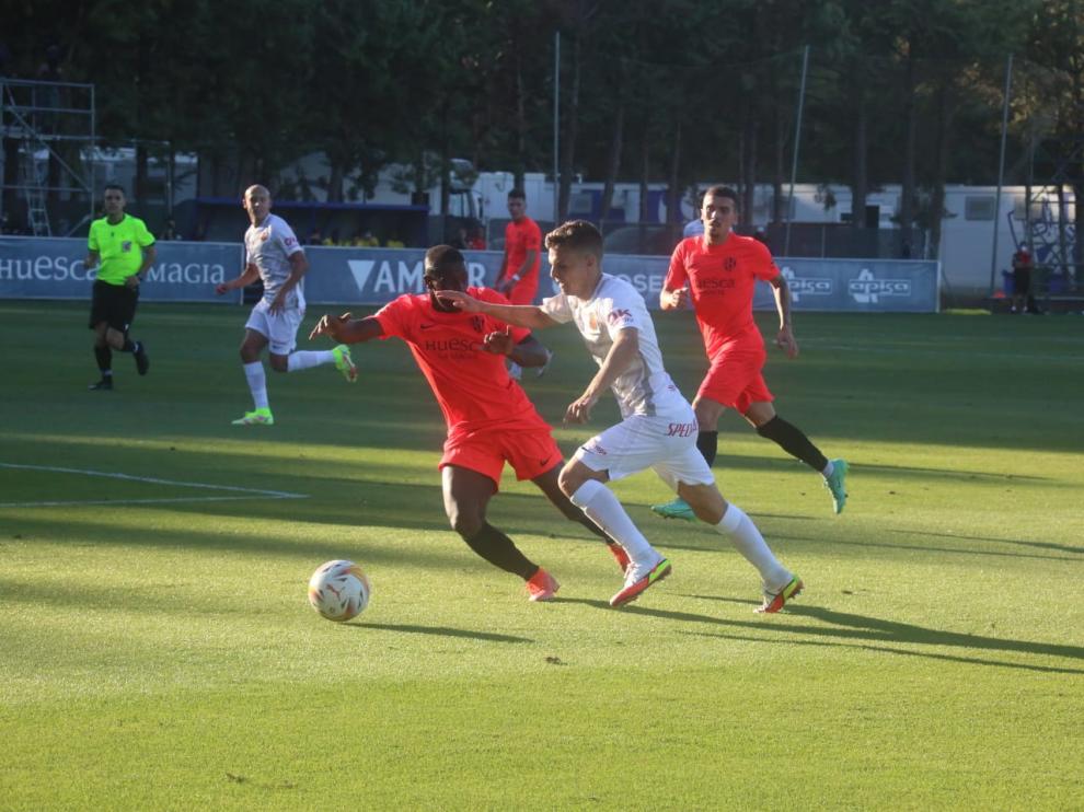 Peñaloza defiende a un jugador mallorquinista en un lance del partido