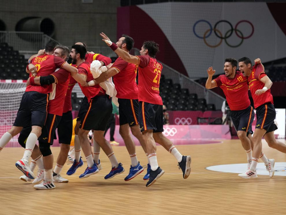 La selección española masculina de balonmano celebra su triunfo ante los suecos en cuartos de final