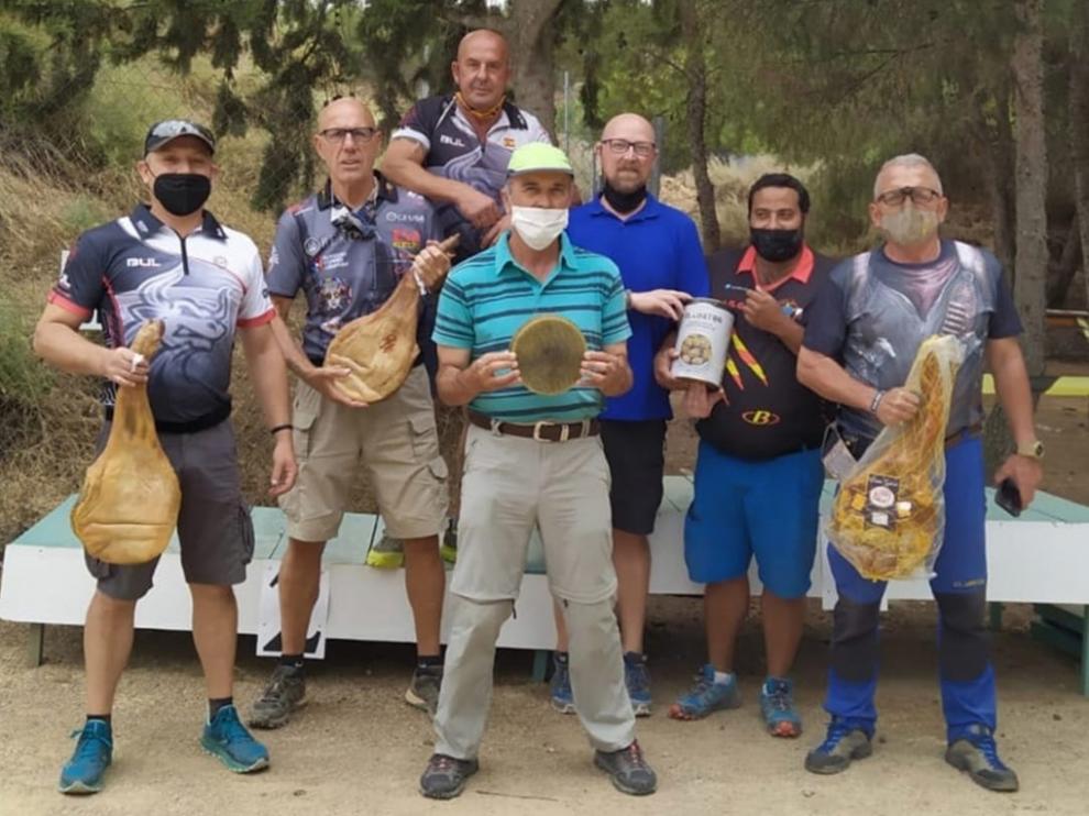 Los tiradores oscenses participantes en el Open de Recorridos, con sus trofeos