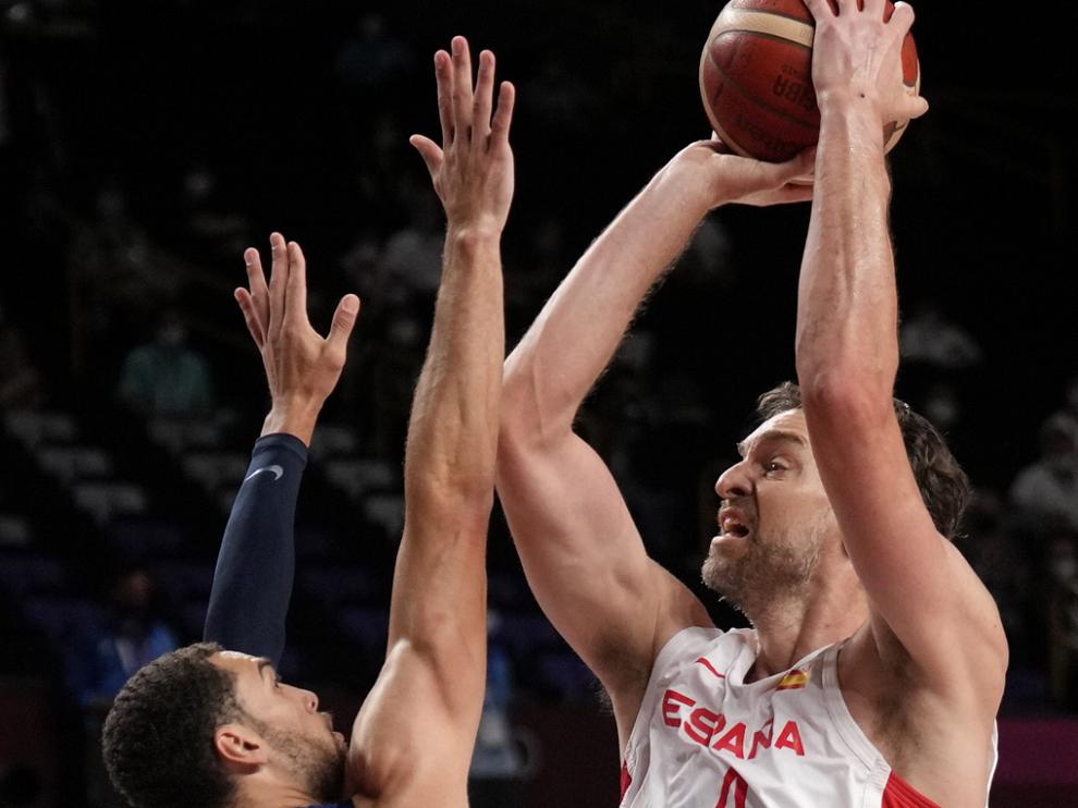 Pau Gasol (R) de España en acción de tiro contra Zach Levine (L) de los Estados Unidos durante los Cuartos de final de baloncesto masculino en los Juegos Olímpicos de Tokio 2020