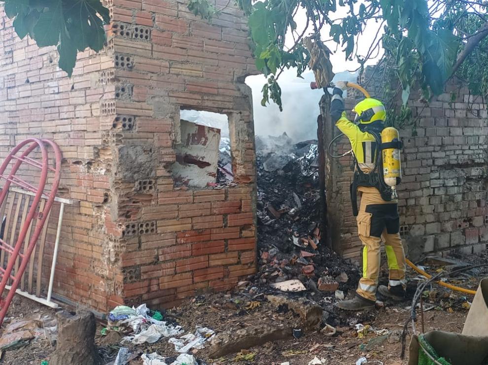 Quinto incendio en la zona de El Terrero de Barbastro, donde se ha quemado un corral.