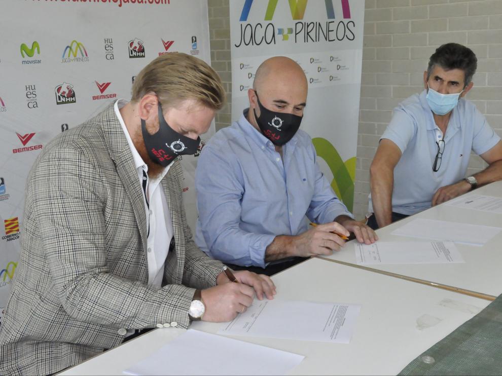 Morten Kjølby, Antonio Betrán y José Antonio Rivero, firmando el contrato del nuevo entrenador, en el pabellón de hielo de Jaca