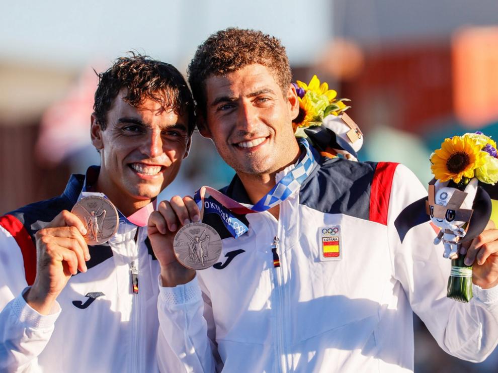 Los españoles Jordi Xammar y Nicolás Rodríguez, tras ganar la medalla de bronce en el 470