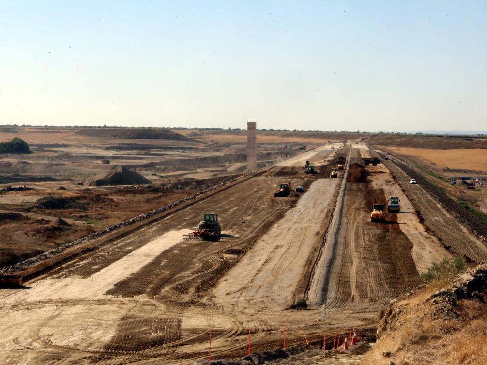 Trabajos de construcción el dique oeste del embalse de Almudévar.