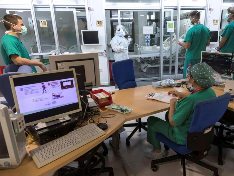 Sanitarios en en una Unidad de Cuidados Intensivos