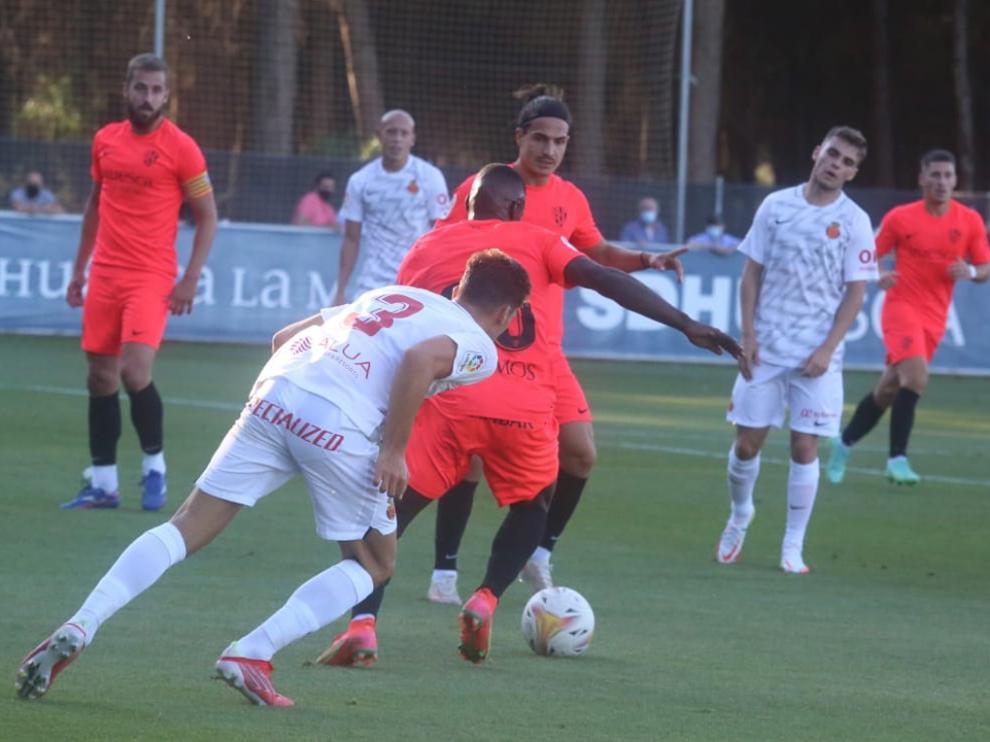 Seoane y Pulido observan a Peñaloza con la pelota durante el choque ante el Mallorca
