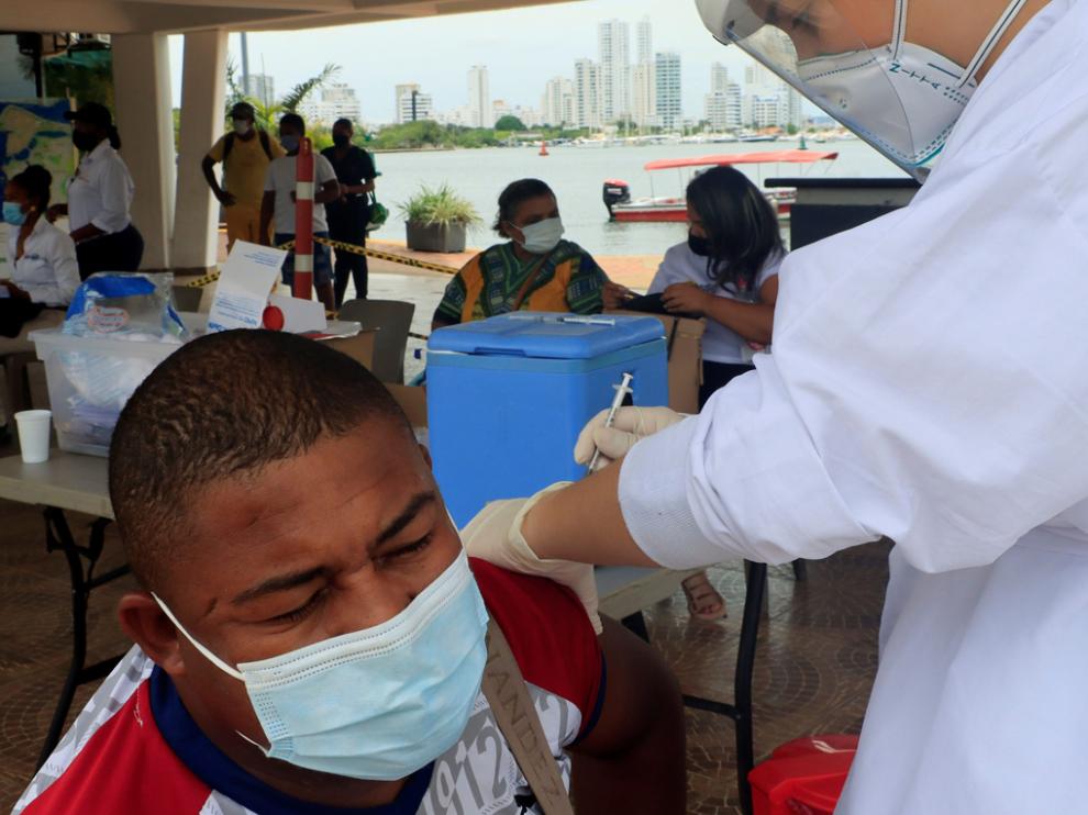 Un hombre recibe una dosis de la vacuna contra la covid-19 hoy, en Cartagena (Colombia)