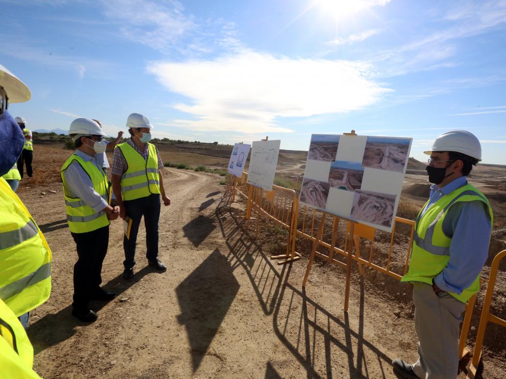 Autoridades durante la visita a las obras de construcción del embalse de Almudévar.