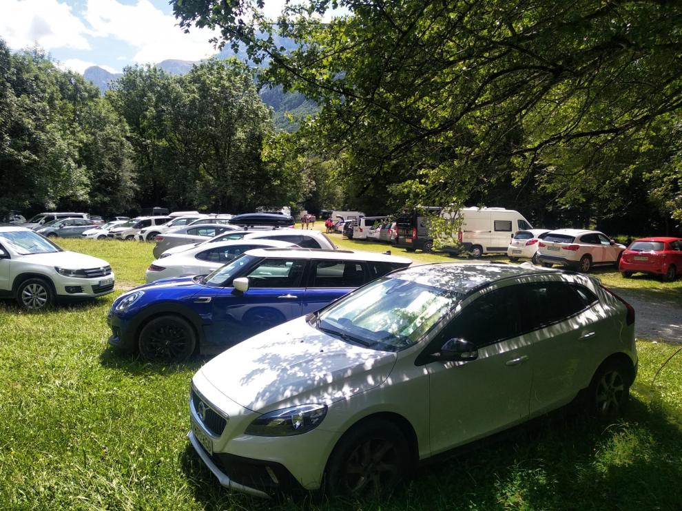 El parquin de Pineta llegó a acumular más de 480 coches en las horas centrales del día.