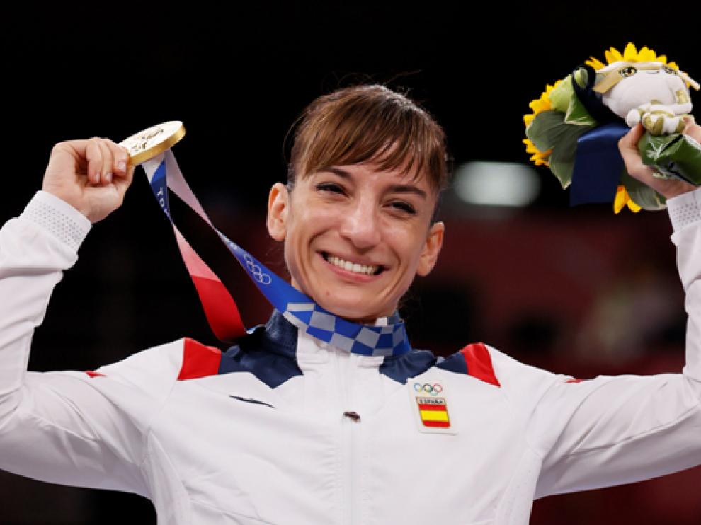 Sandra Sánchez, en el podio tras ganar el oro olímpico en la modalidad de kata femenino.