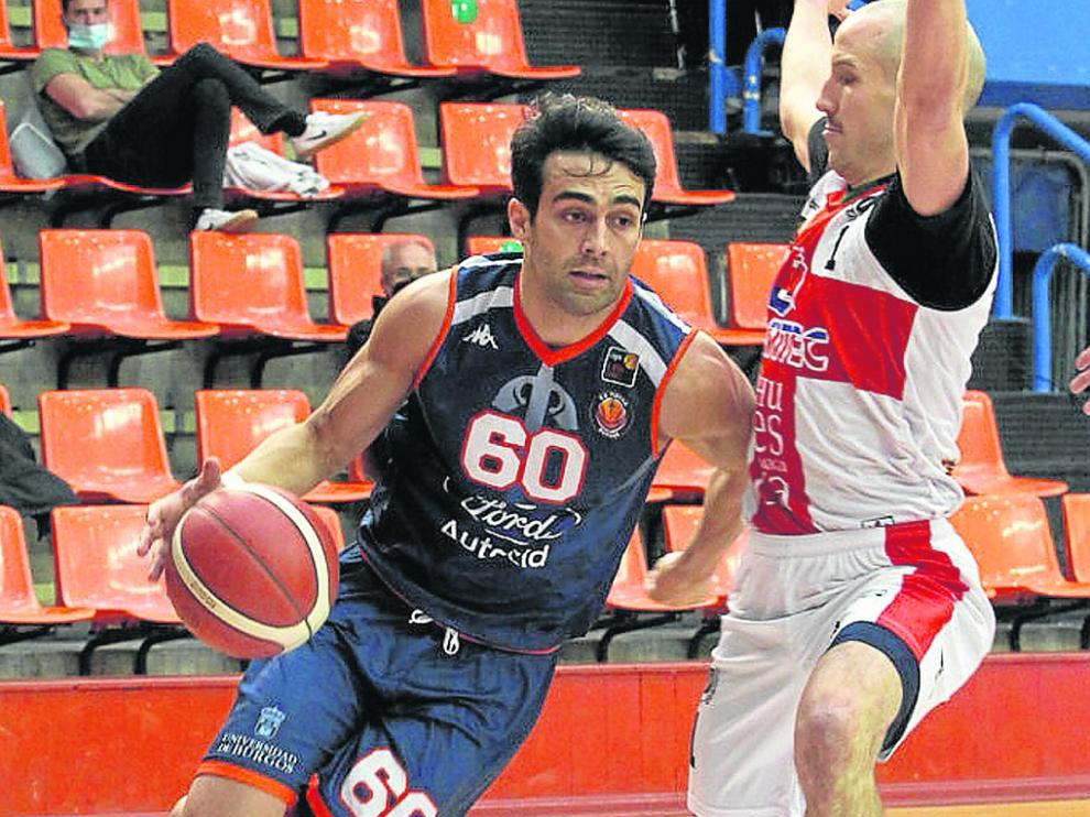 Alonso, ante Mackenzie en el partido entre Burgos y Levitec jugado en Burgos
