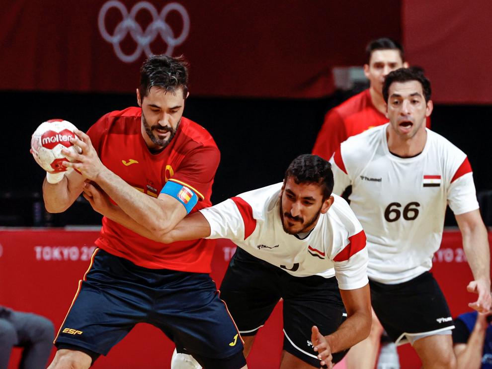 El español Raú Entrerríos (i) disputa el balón ante el egipcio Yahia Omar (c)