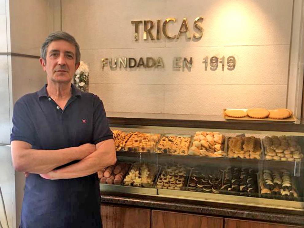 Manuel Tricas Benito junto al rótulo que recuerda el año de fundación del establecimiento