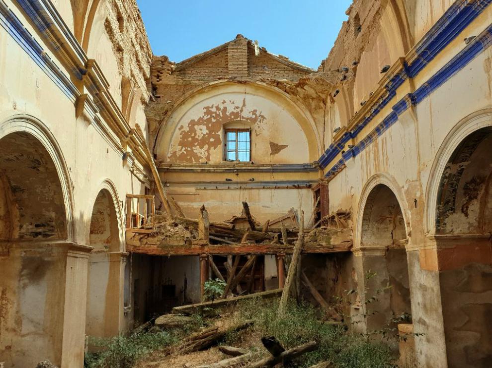 Aspecto que presenta el interior de la iglesia de Puibolea con la cubierta derruida.