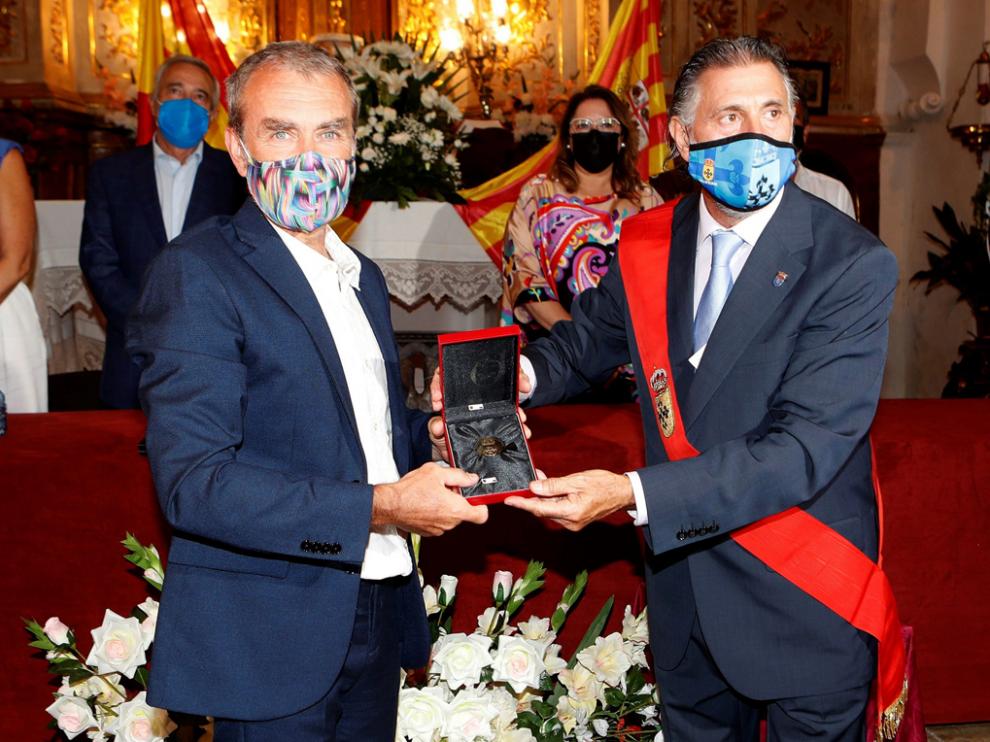 Fernando Simón, recibe la medalla de oro de Villafeliche de manos de su alcalde, Agustín Caro.