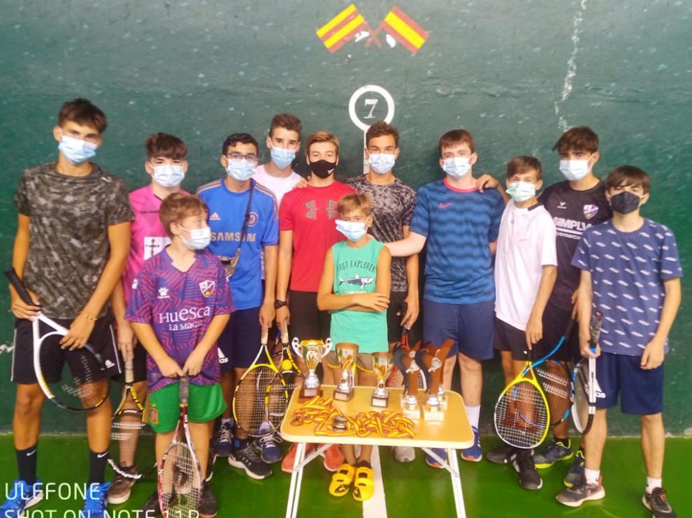 Foto de familia de los premiados en el torneo de minifrontenis.