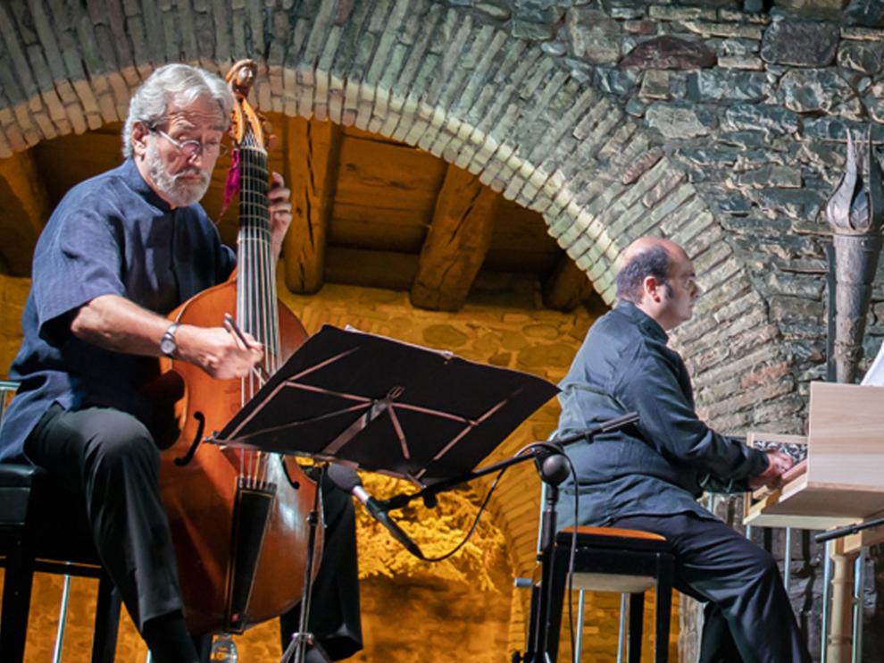 Jordi Savall, a la izquierda, en el concierto en el Polvorín de la Ciudadela de Jaca.