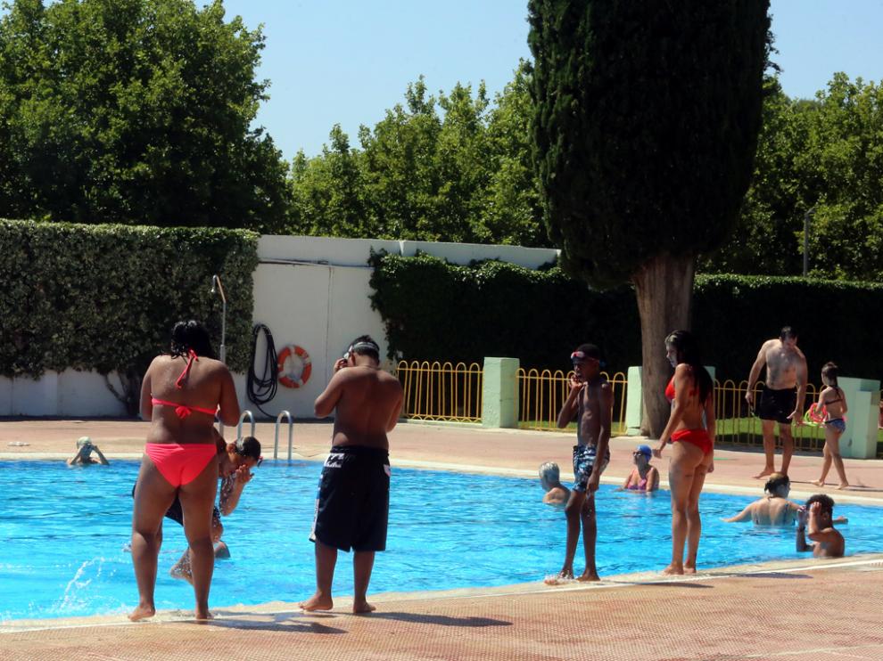 Usuarios bañándose en las piscinas del Complejo Deportivo de San Jorge.