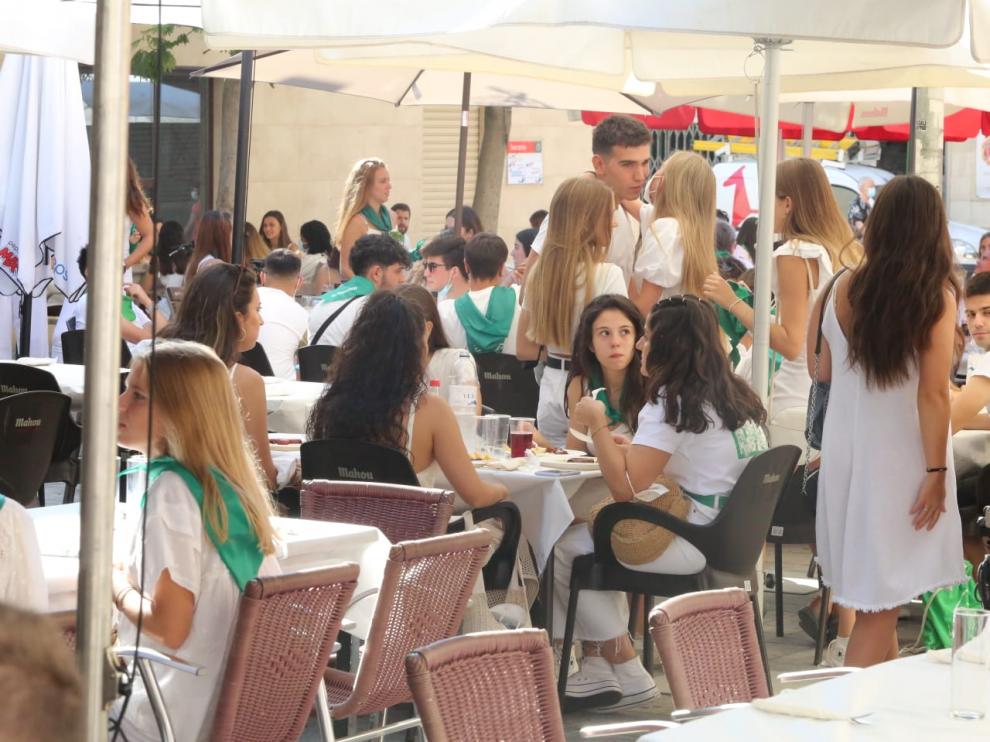 Almuerzos laurentinos, este lunes, en el centro de Huesca.