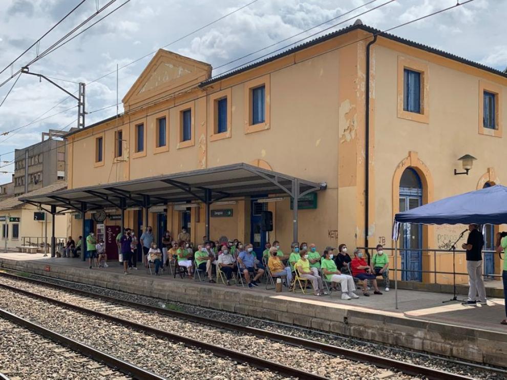 Charla que impartió ayer José Antonio Adell, en el andén de la estación de tren de Monzón.