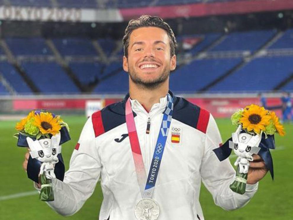 El guardameta riojano del Huesca, con su medalla lograda en Tokio 2020.