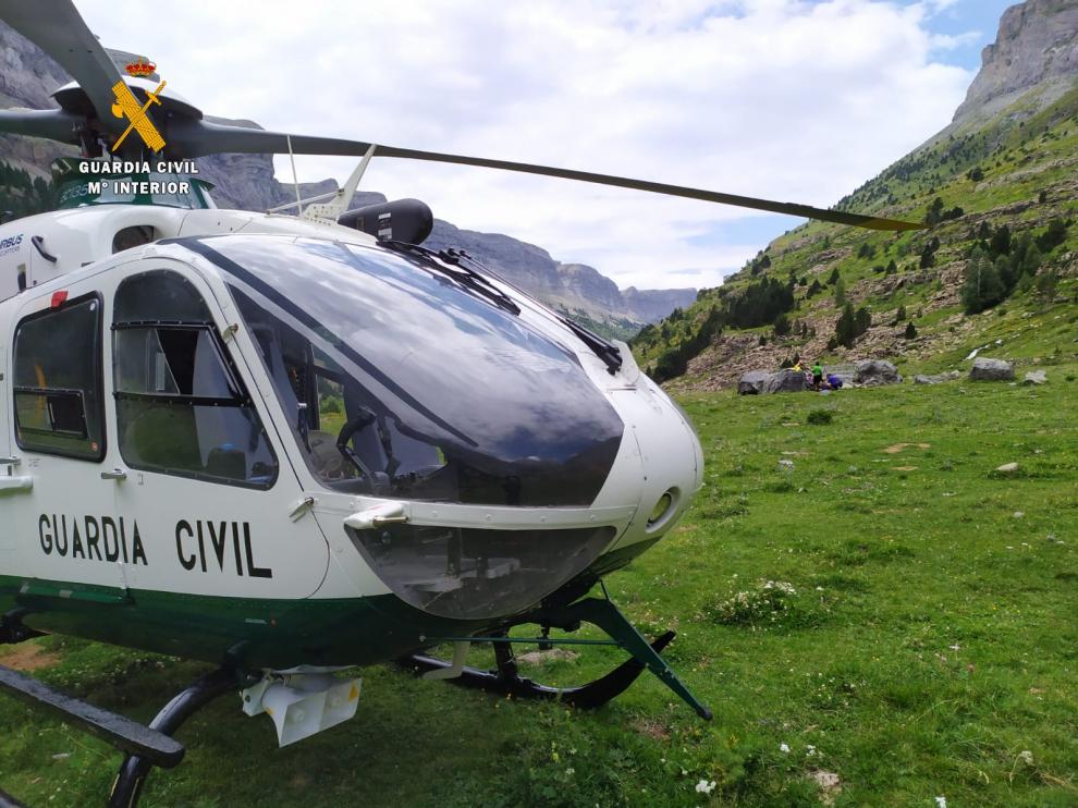 Helicóptero de la Guardia Civil durante un rescate en la provincia.