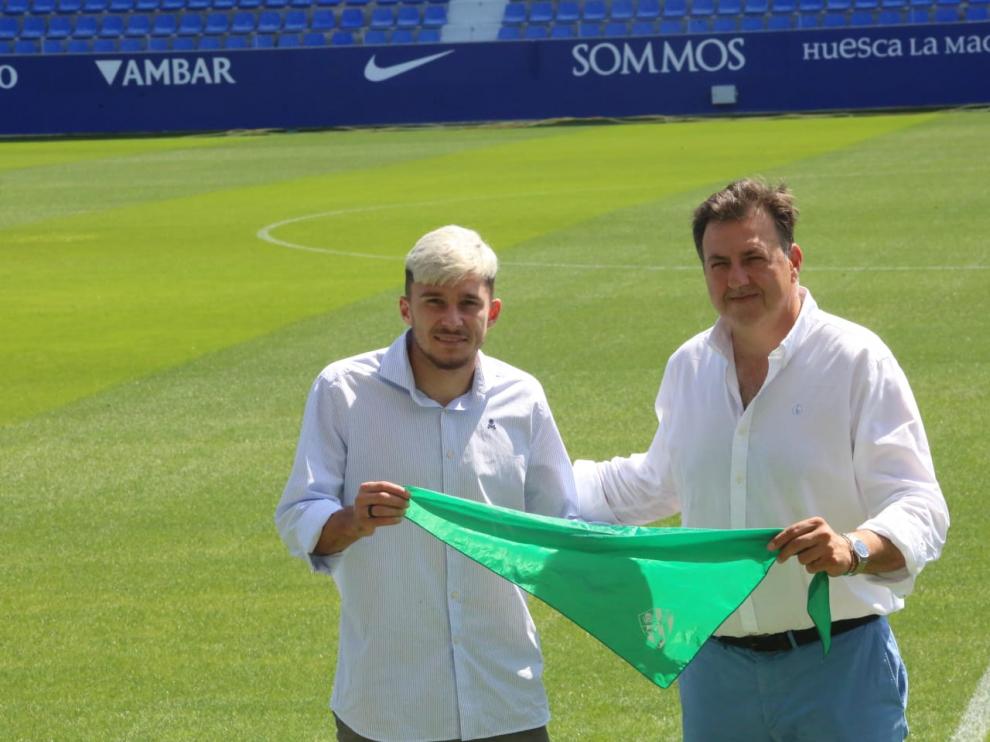 Andrei Ratiu y Manuel Torres posan con la pañoleta verde de San Lorenzo.