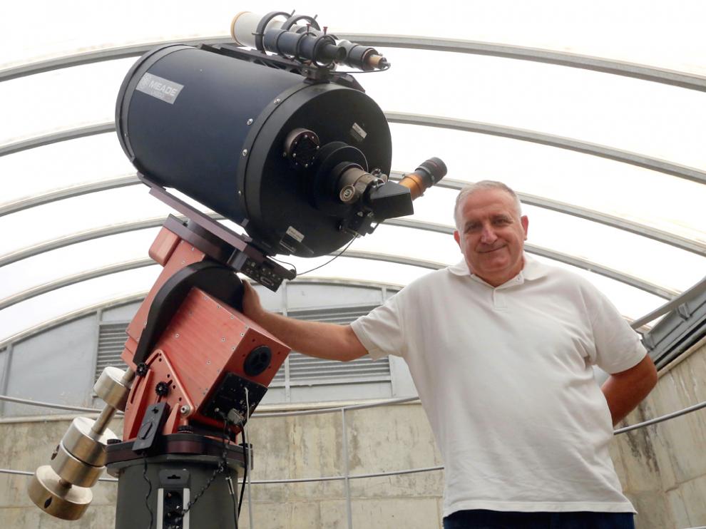 Alberto Solanes junto a un telescopio del Planetario de Aragón en Huesca
