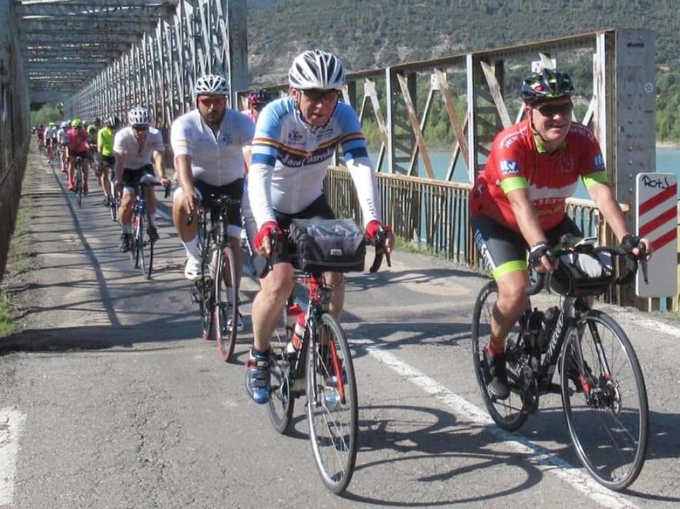 Ciclistas cruzando el pantano de La Peña en la brevet Jaca-Manresa del pasado 10 de julio