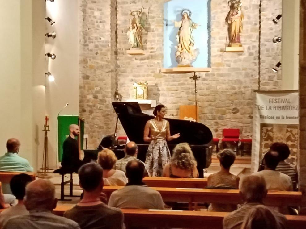 Elena Mateo actuó en la iglesia de Campo acompañada por Joan Ramón Company