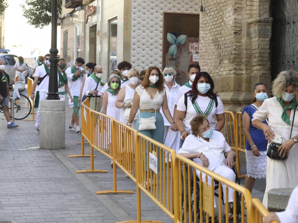 Multitud de oscenses han acudido a una basílica de San Lorenzo vallada.