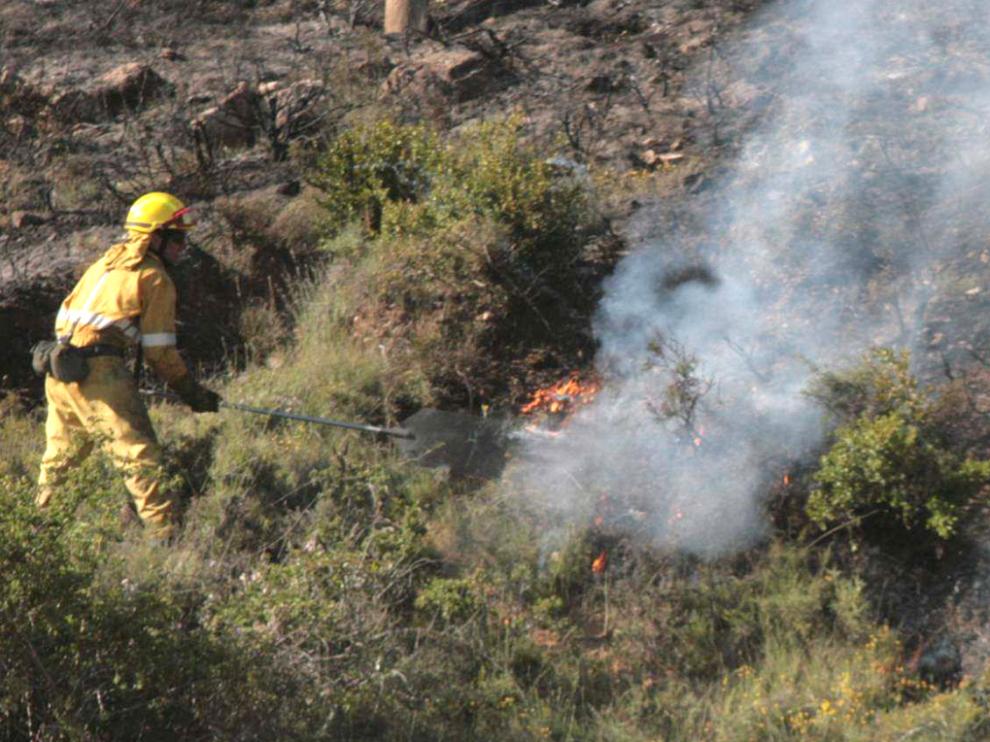 Trabajos de extinción de un incendio en la provincia de Huesca