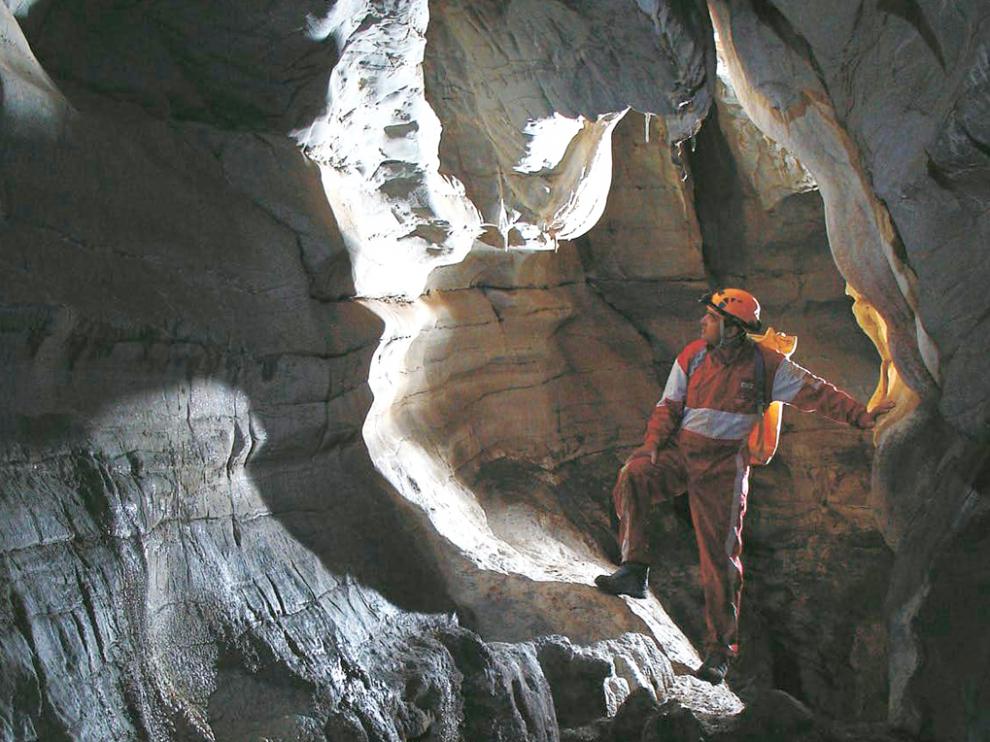 Un espeleólogo en la galería del primer tramo de la cueva de Peña Blanca