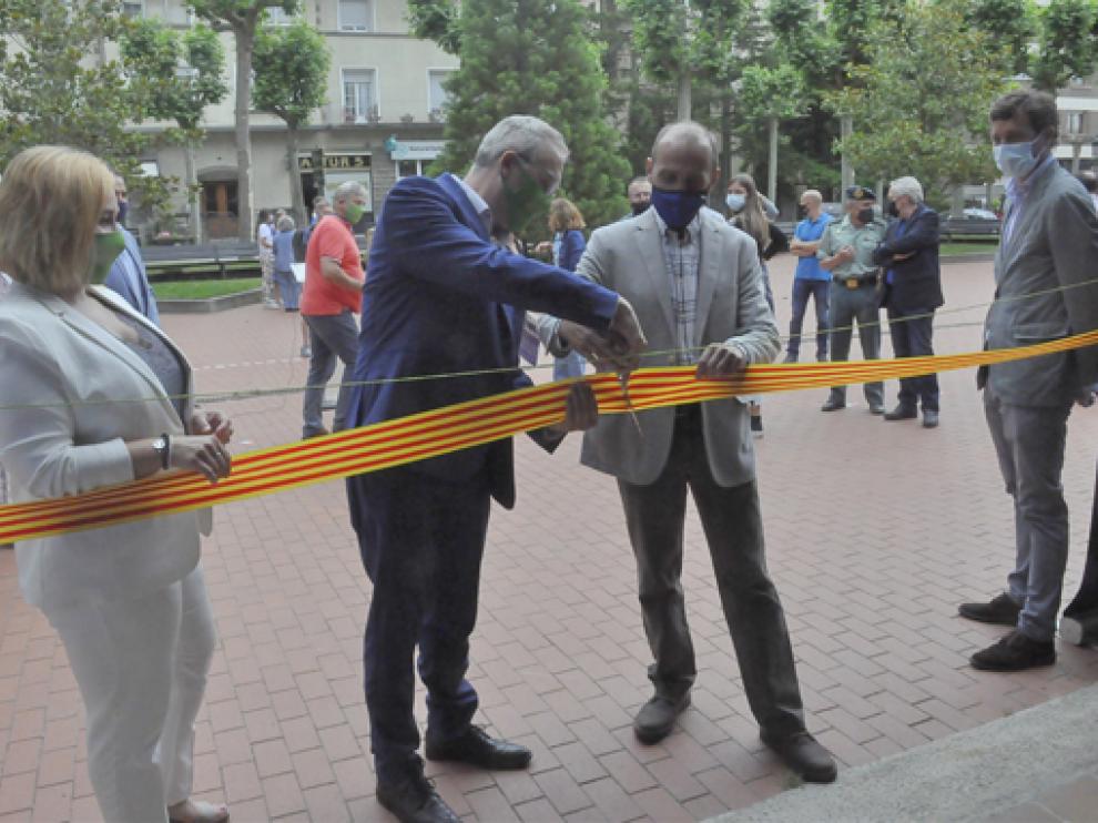 Ayora, a la derecha, durante la reciente inauguración de la oficina de la montaña en Jaca.